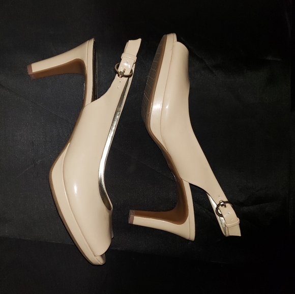 Etienne Aigner Cream Slingback 3" Heels Size 10 - Picture 3 of 8